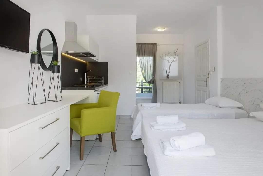 לריסוס Hotel Papanikolaou מראה חיצוני תמונה