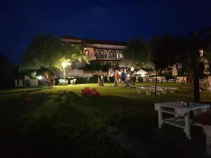 לריסוס Hotel Papanikolaou מראה חיצוני תמונה