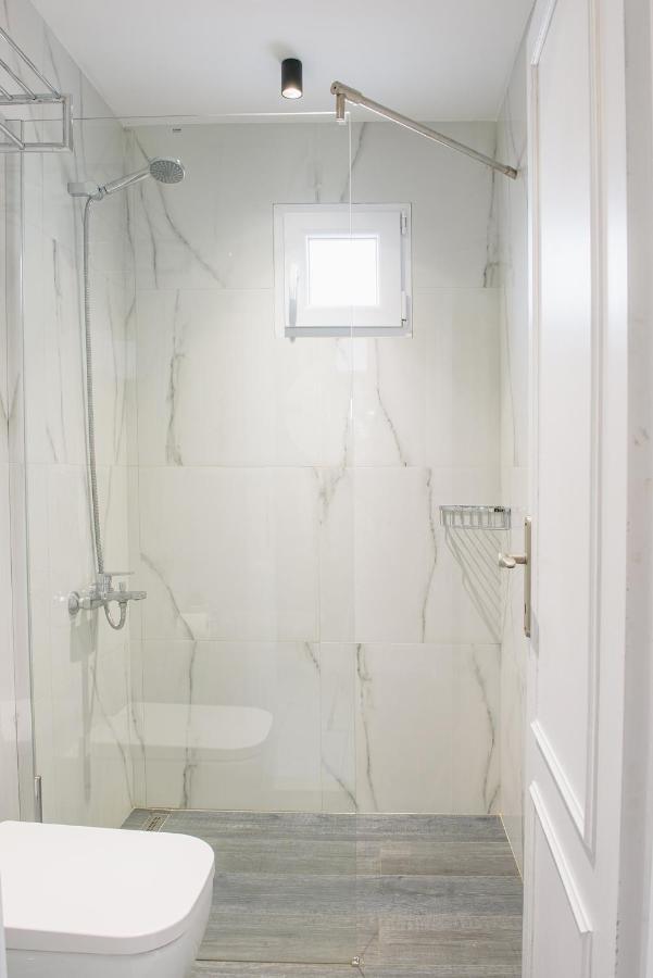לריסוס Hotel Papanikolaou מראה חיצוני תמונה